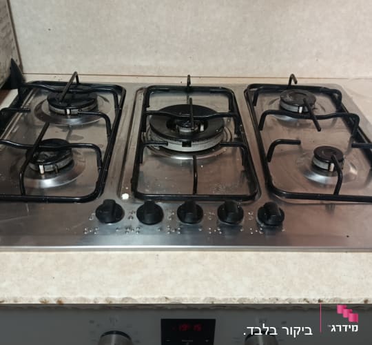 כיריים גז מנירוסטה בעלות חמישה מבערים מותקנות במטבח